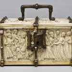 22. Cofanetto con scene cortesi Francia, secondo quarto del XIV secolo Avorio, legno, bronzo dorato 9 х 26,5 х 14,3 cm San Pietroburgo, Museo Statale Ermitage © The State Hermitge Museum 2013