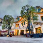 POLONIA Crooked-House-Jakub-Pavlinec-scaled